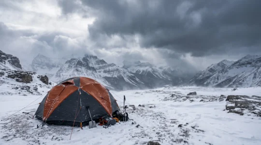 Ein hochwertiges Expeditionszelt trotzt Wind, Regen und Schnee in unberührter Wildnis